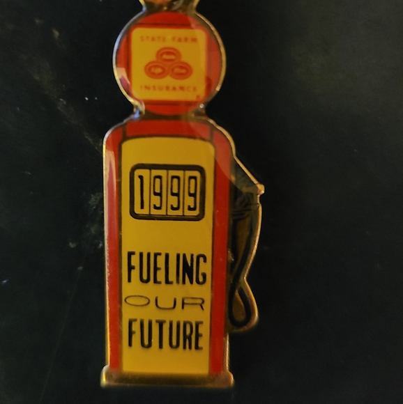 ⛽️ State Farm Insurance Vintage 1999 Gas Pump Keyring - Picture 3 of 4
